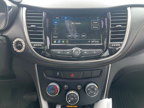 Used 2019 Chevrolet Trax LT w/ LT Convenience Package image 8