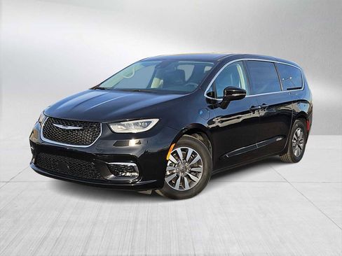 Used 2022 Chrysler Pacifica Touring-L image 1