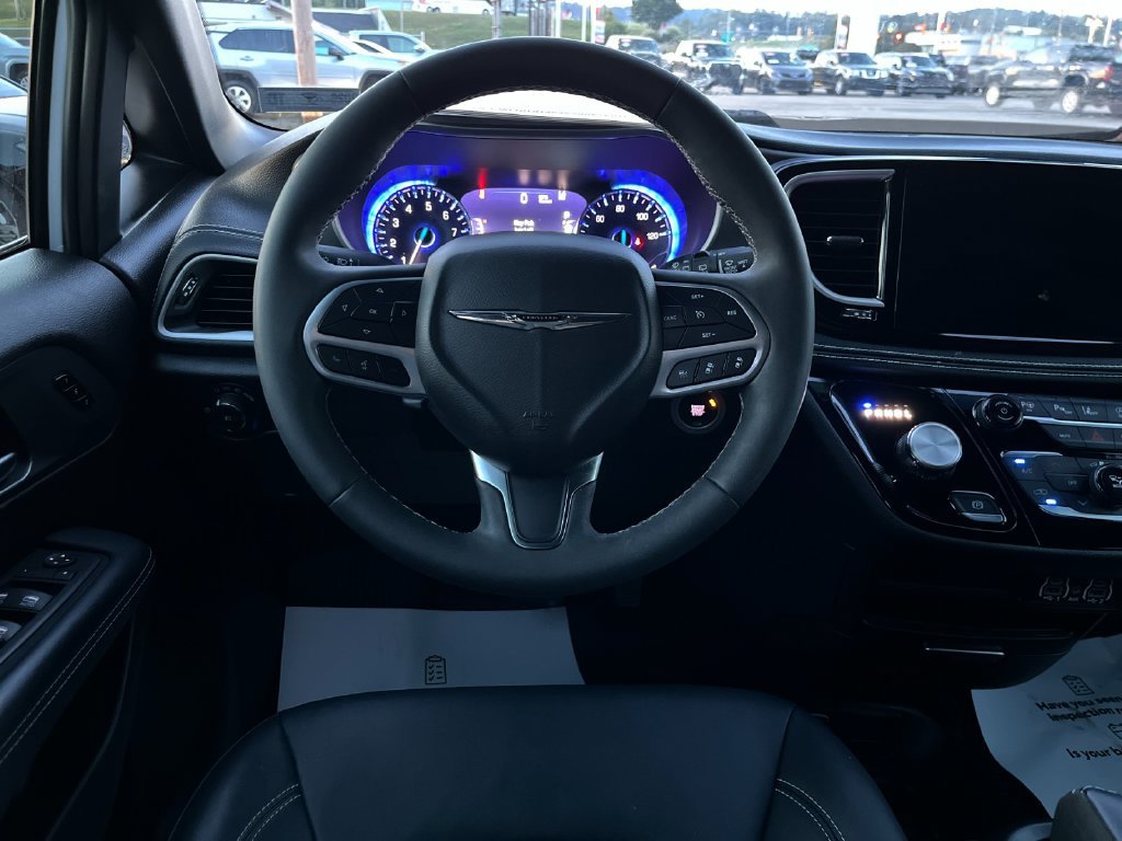 Used 2025 Chrysler Pacifica Select AWD/4WD image 17