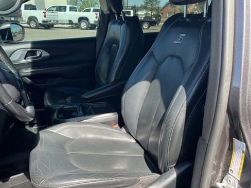 Used 2020 Chrysler Pacifica Touring-L w/ S Appearance Package FWD image 30