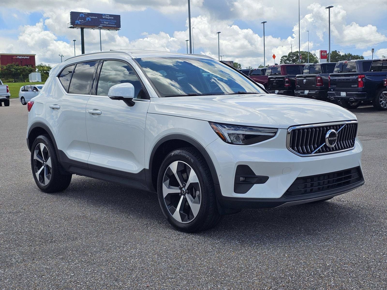 Used 2024 Volvo XC40 B5 Plus AWD/4WD image 5