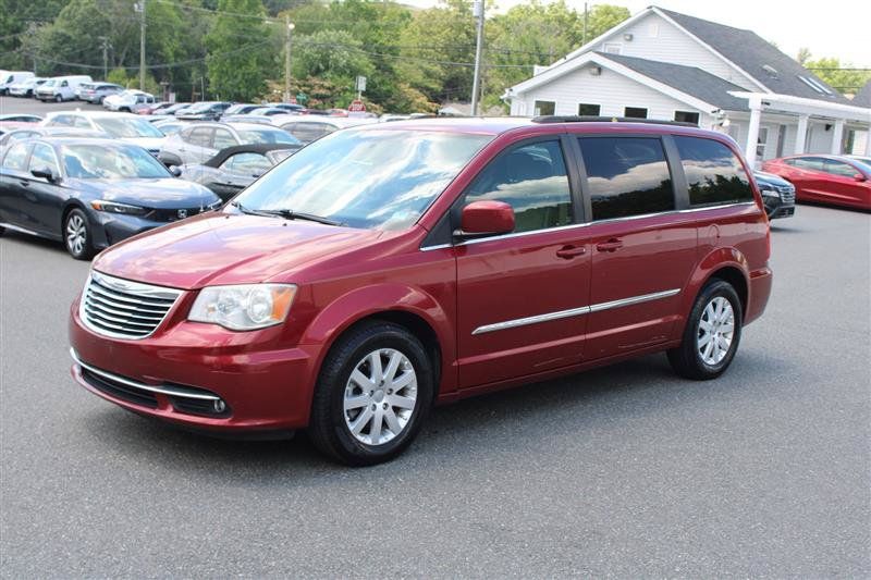 Used 2013 Chrysler Town & Country Touring FWD image 3