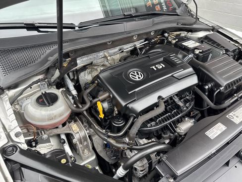 Used 2017 Volkswagen Golf S image 11