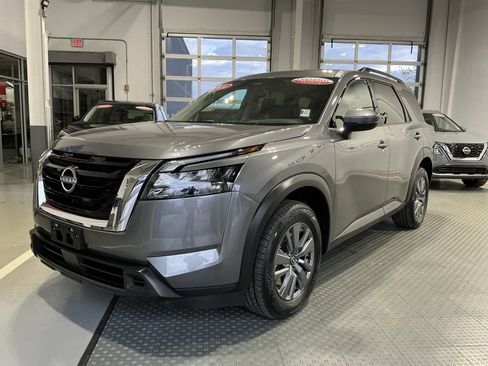 Used 2024 Nissan Pathfinder SV image 2