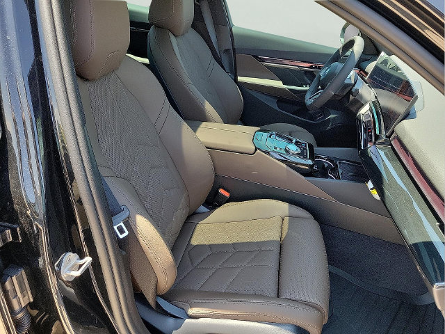Used 2027 BMW i5 eDrive40 w/ M Sport Package RWD image 18
