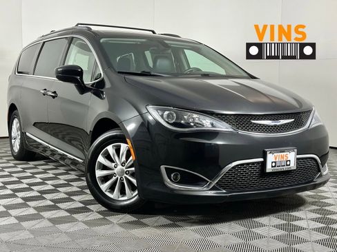 Used 2018 Chrysler Pacifica Touring-L w/ Premium Audio Group image 1