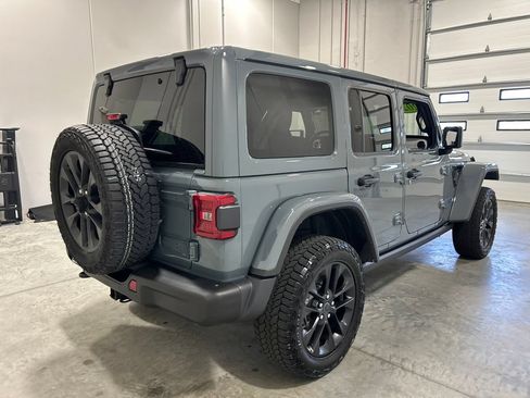 Used 2025 Jeep Wrangler Unlimited Sahara AWD/4WD image 6