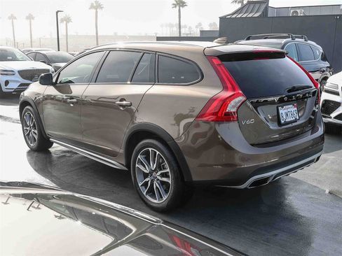 Used 2018 Volvo V60 T5 Cross Country image 4
