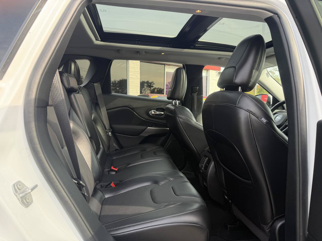 Used 2021 Jeep Cherokee Latitude Lux w/ Sun & Sound Group AWD/4WD image 13