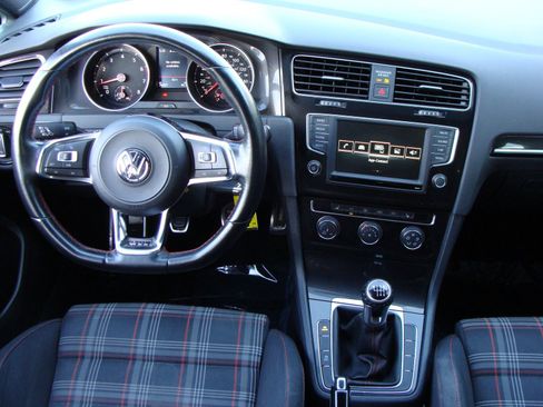 Used 2017 Volkswagen Golf S image 9