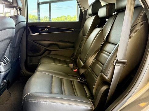Used 2019 Kia Sorento EX FWD image 17