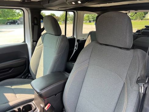 Used 2025 Jeep Wrangler Unlimited Sahara AWD/4WD image 18