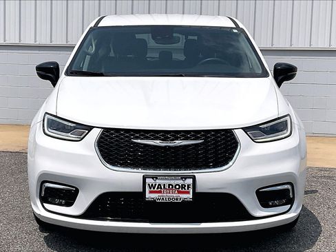 Used 2024 Chrysler Pacifica Touring-L FWD image 3