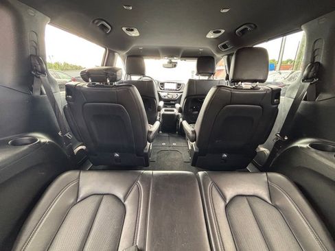 Used 2025 Chrysler Pacifica Select FWD image 16