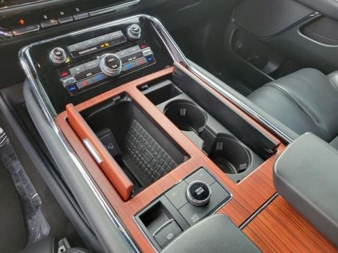 Used 2024 Lincoln Navigator Premiere image 37
