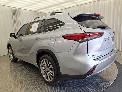 Used 2023 Toyota Highlander Platinum AWD/4WD image 25