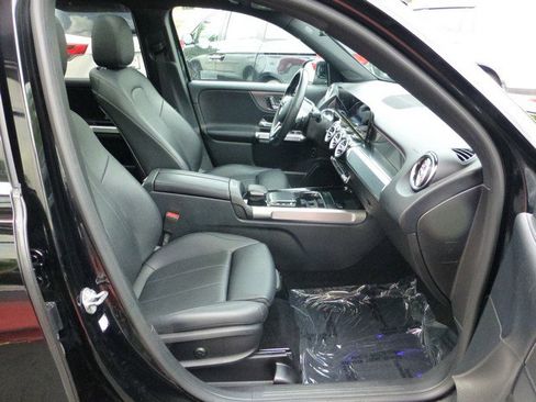 Used 2021 Mercedes-Benz GLB 250 4MATIC image 17