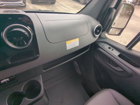 Used 2025 Mercedes-Benz Sprinter 2500 image 4