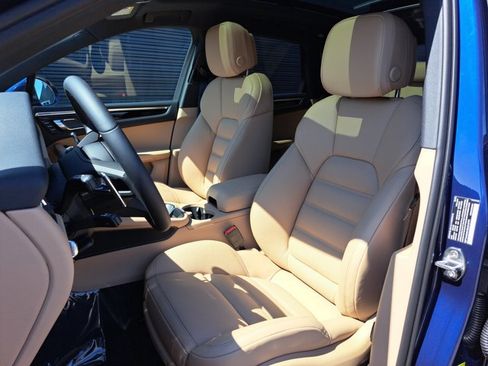Certified 2025 Porsche Macan AWD/4WD image 5