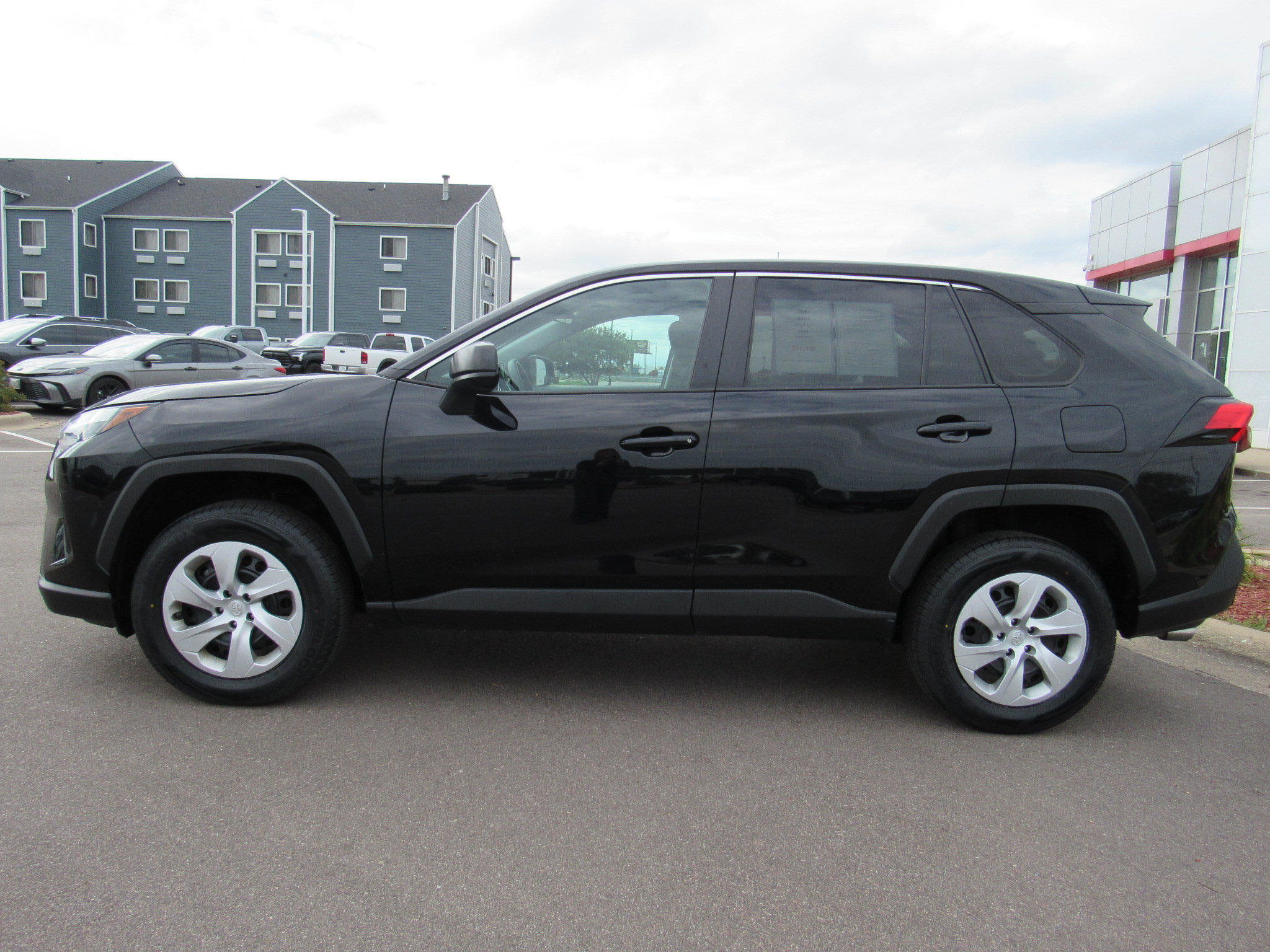 Used 2025 Toyota RAV4 LE AWD/4WD image 9