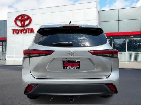 Used 2023 Toyota Highlander FWD image 9