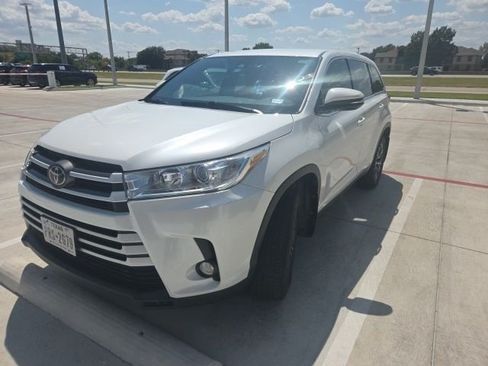 Used 2019 Toyota Highlander Plus FWD image 2