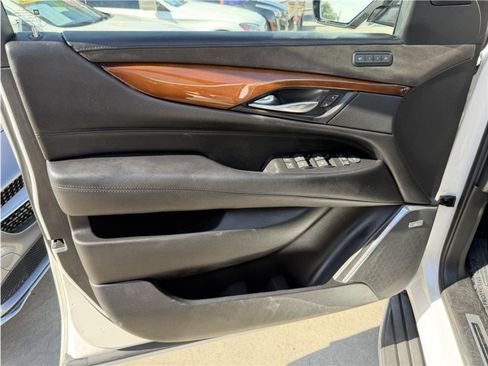 Used 2018 Cadillac Escalade ESV Luxury RWD image 15
