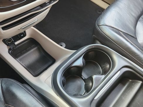 Used 2018 Chrysler Pacifica Touring-L FWD image 21
