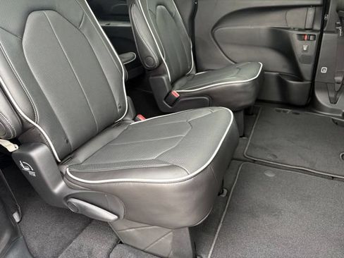 New 2027 Chrysler Pacifica Limited FWD image 21