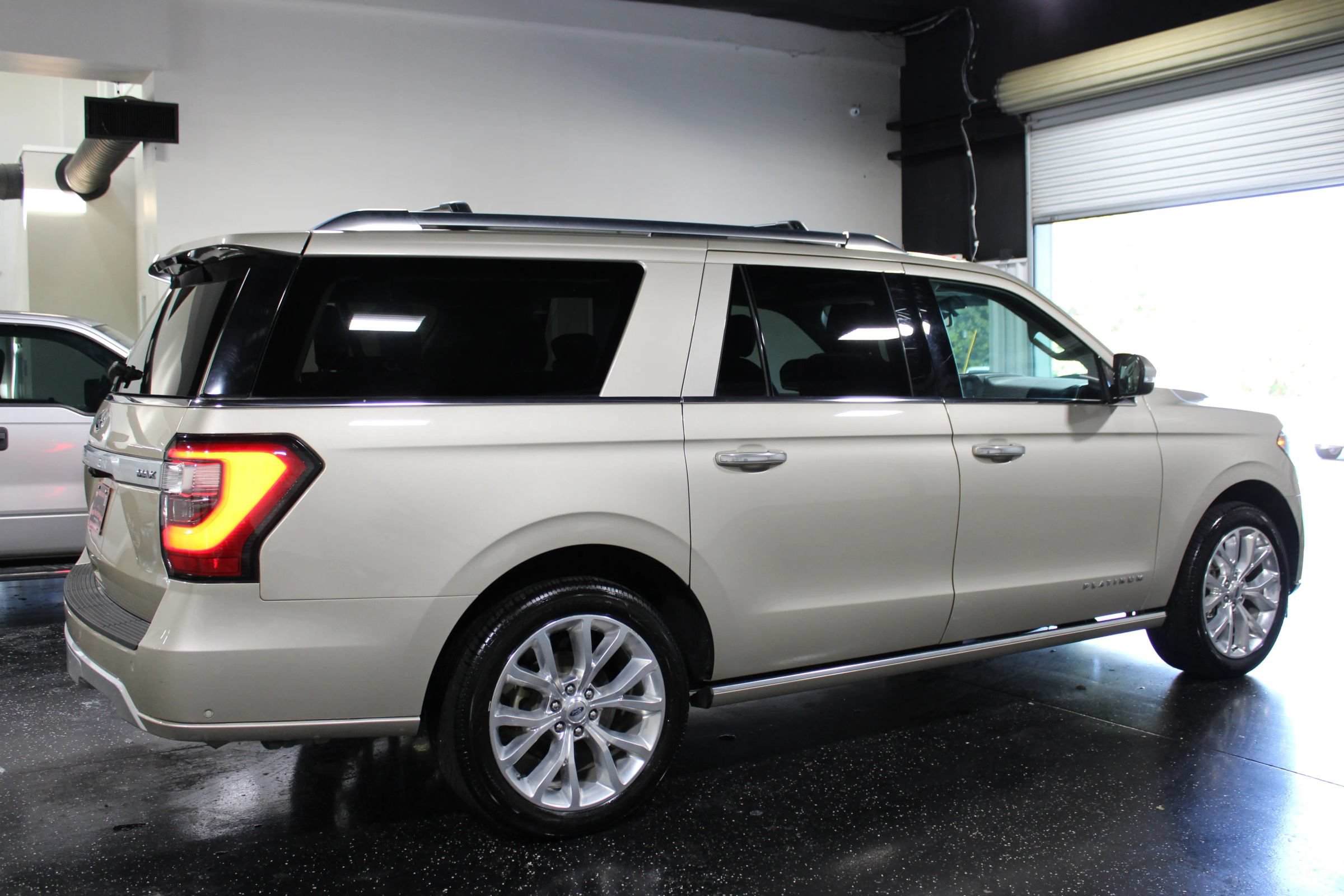 Used 2018 Ford Expedition Max Platinum AWD/4WD image 3