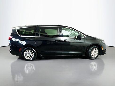 Used 2023 Chrysler Voyager LX image 8