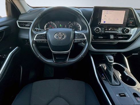 Used 2023 Toyota Highlander LE FWD image 9