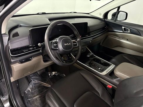 Used 2025 Kia Carnival FWD image 17