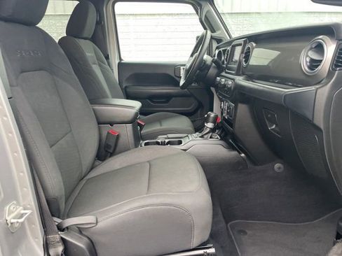 Used 2019 Jeep Wrangler Unlimited Sahara AWD/4WD image 15
