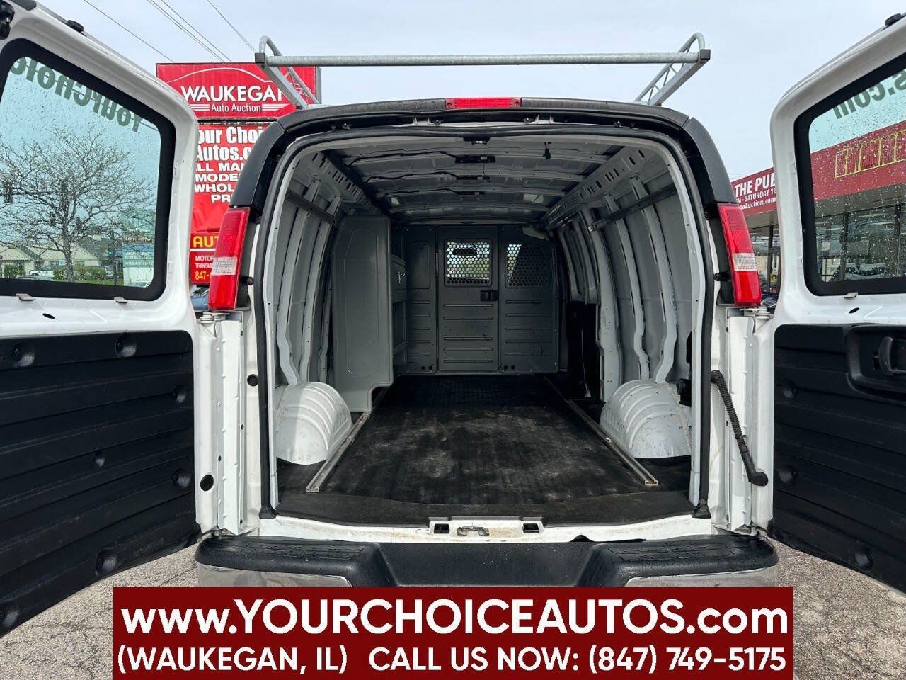 Used 2017 Chevrolet Express 2500 Extended RWD image 15