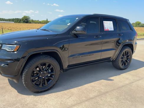 Used 2022 Jeep Grand Cherokee Laredo X RWD image 4