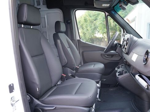 Used 2025 Mercedes-Benz Sprinter 2500 image 27