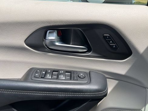 Used 2023 Chrysler Pacifica Touring-L FWD image 29