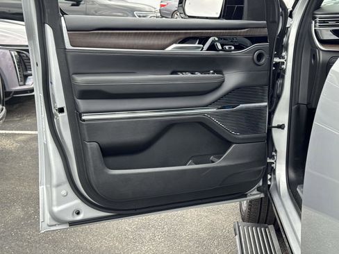 Used 2024 Jeep Grand Wagoneer Series I w/ Convenience Group III image 18