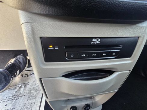 Used 2014 Chrysler Town & Country Touring-L w/ Driver Convenience Group image 32