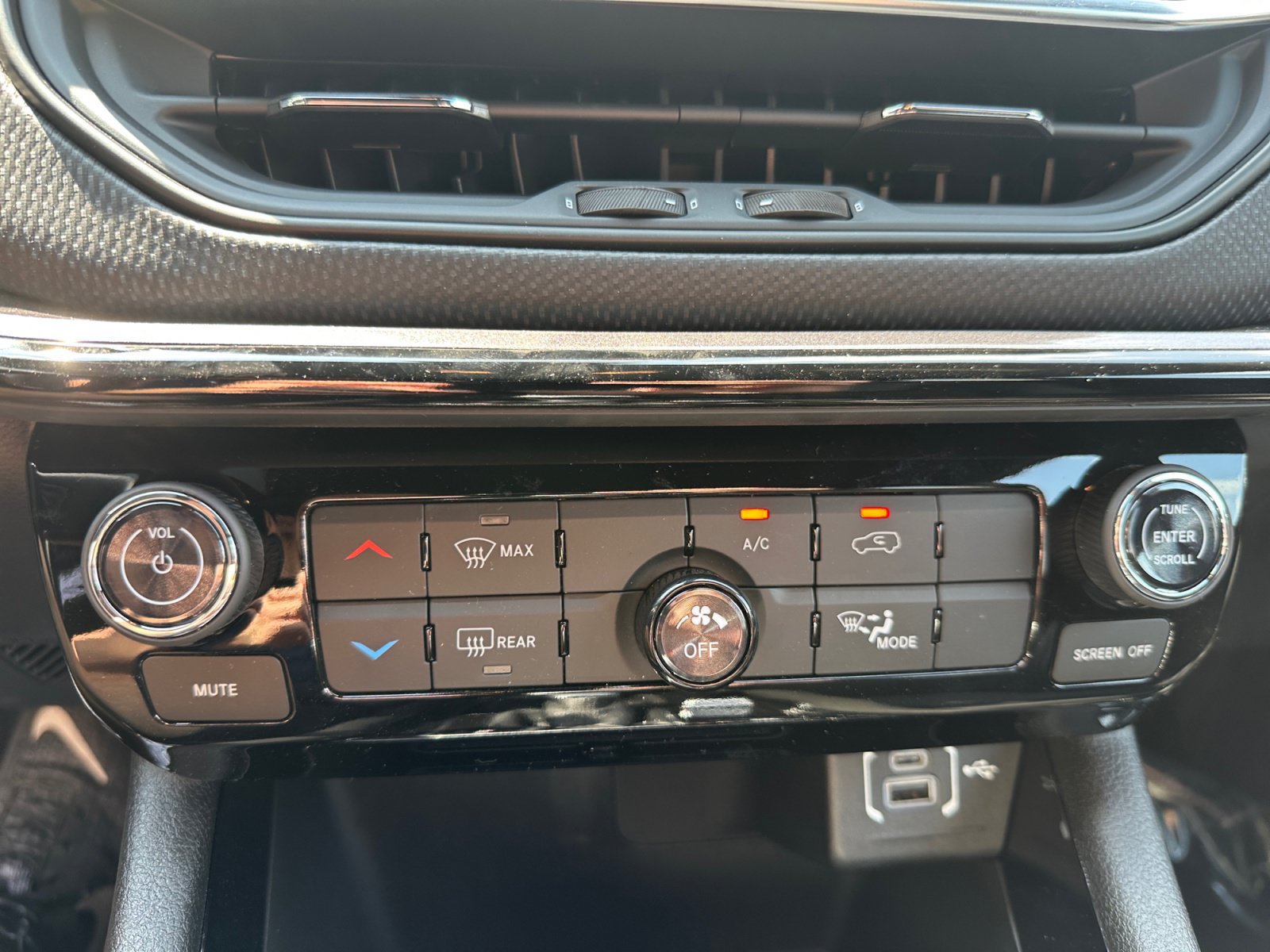 New 2026 Jeep Compass Latitude AWD/4WD image 30