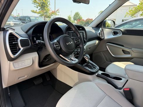 Used 2025 Kia Soul LX FWD image 9