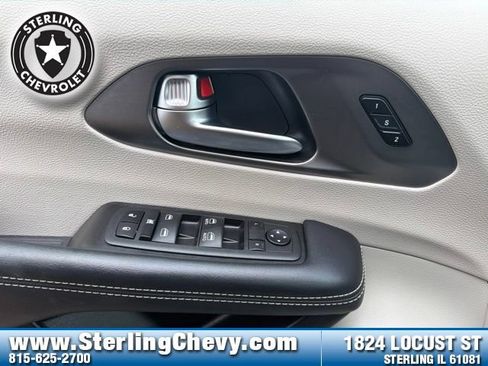 Used 2023 Chrysler Pacifica Touring-L FWD image 18