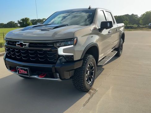 Used 2022 Chevrolet Silverado 1500 ZR2 w/ Technology Package image 3