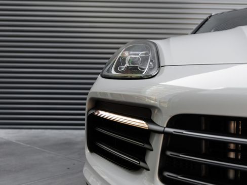 Certified 2023 Porsche Cayenne Platinum Edition AWD/4WD image 37