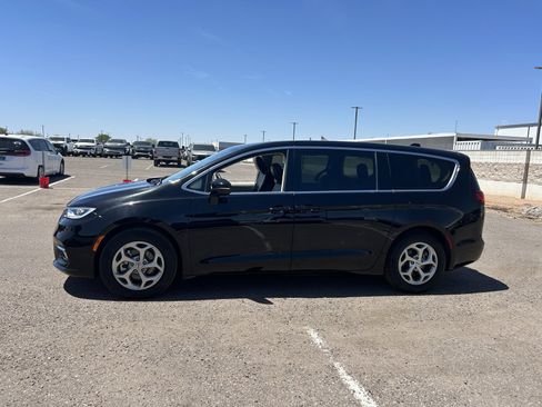 Used 2024 Chrysler Pacifica Limited FWD image 2