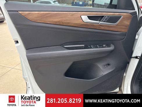 Used 2025 Volkswagen Atlas SE image 9