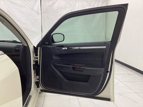 Used 2009 Chrysler 300 C image 18
