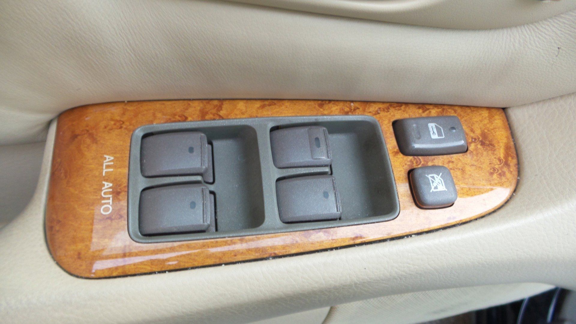Used 2004 Lexus LS 430 RWD image 29