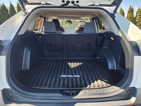 Used 2019 Toyota RAV4 XLE w/ Convenience Package image 12